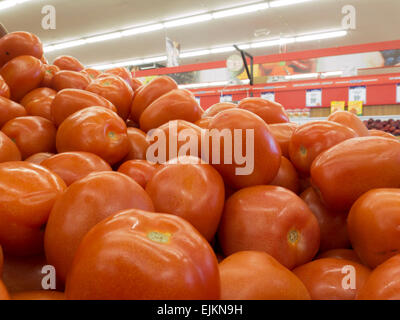 Tas de tomates dans un supermarché vitrine. Banque D'Images