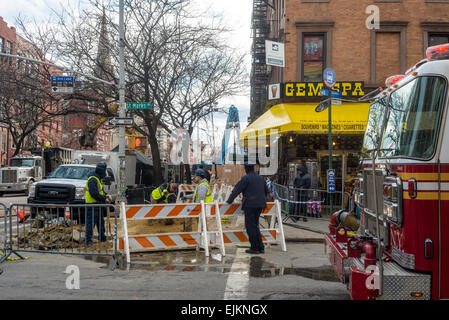 New York, NY - 28 mars 2014 travailleurs conique continuent de travailler à l'extérieur Spa Gem sur la place pendant la recherche et la récupération après le 26 mars d'explosion de gaz sur la 2e Avenue et East 7th Street dans l'East Village. L'explosion a provoqué une alarme de feu 7, l'effondrement du bâtiment 4. Le dimanche, deux corps ont été retrouvés sur le site. Credit : Stacy Walsh Rosenstock / Alamy Live News Banque D'Images