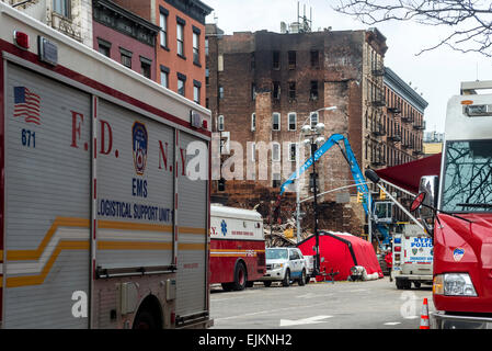 New York, NY - 28 mars 2014 Recherche et récupération après le 26 mars d'explosion de gaz sur la 2e Avenue et East 7th Street dans l'East Village. L'explosion a provoqué une alarme de feu 7, l'effondrement des trois bâtiments. Le dimanche, deux corps ont été retrouvés sur le site. Credit : Stacy Walsh Rosenstock / Alamy Live News Banque D'Images