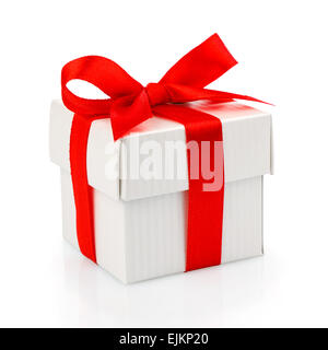 Boîte cadeau blanche avec ruban rouge Banque D'Images