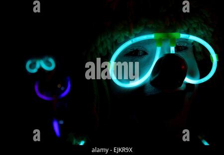 Sunway, Malaisie. Mar 28, 2015. Un homme portant la lueur dans l'obscurité stick formé pour une lunettes de soleil au cours de l' "heure de la terre en fête à l'extérieur de l'hôtel Sunway Kuala Lumpur, Malaisie. L'heure de la terre est un mouvement mondial de la planète organisé par le World Wide Fund for Nature (WWF). L'événement a lieu chaque année dans le monde d'encourager les individus, les communautés, les ménages et les entreprises à éteindre leurs lumières non essentielles pendant une heure, à partir de 8:30 à 9:30 dans la soirée. Rasid Crédit : Mohd/Pacific Press/Alamy Live News Banque D'Images