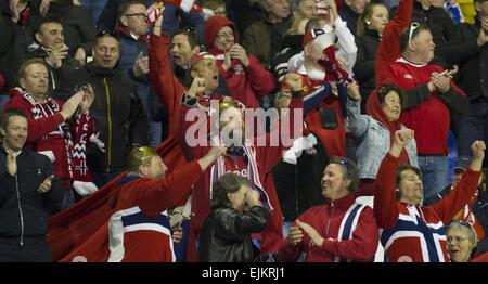 Zagreb, Croatie. Mar 28, 2015. Fans norvégiens pour célébrer un but au cours de l'UEFA Euro 2016 Groupe H match de qualification entre la Croatie et la Norvège au stade Maksimir de Zagreb, capitale de la Croatie, le 28 mars 2015. La Norvège a perdu 1-5. Crédit : Le Miso Lisanin/Xinhua/Alamy Live News Banque D'Images