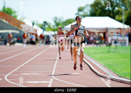 28 mars 2015 : # 2919 Seules Mecke Dana la gagnante du 1500 mètres femmes courir à la 88e Nike Clyde Littlefield Texas Relais, Mike A. Myers Stadium. Austin, Texas. Banque D'Images