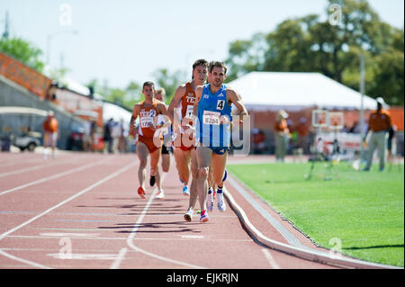 28 mars 2015 : Christopher Gowell # 6794 avec Adidas/Rouge parmi les principaux membres de l'1 Mile Run Jerry Thompson Invitational à la 88e Nike Clyde Littlefield Texas Relais, Mike A. Myers Stadium. Austin, Texas. Banque D'Images