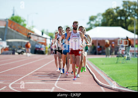 28 mars 2015 : Dakota du Sud Taylor Chapman # 1591 parmi les principaux membres de l'1 Mile Run Jerry Thompson Invitational à la 88e Nike Clyde Littlefield Texas Relais, Mike A. Myers Stadium. Austin, Texas. Banque D'Images