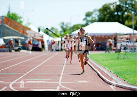 28 mars 2015 : # 2919 Seules Mecke Dana la gagnante du 1500 mètres femmes courir à la 88e Nike Clyde Littlefield Texas Relais, Mike A. Myers Stadium. Austin, Texas. Banque D'Images