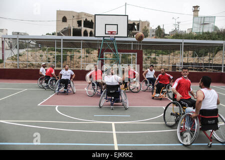 La bande de Gaza. Mar 28, 2015. Mobilité palestiniens jouer au basket-ball dans la ville de Gaza le 28 mars 2015. Certains des joueurs handicapés ont été blessés au cours de la frappe aérienne israélienne en 2012 et la bande de Gaza en conflit en juillet et août derniers. Credit : Wissam Nassar/Xinhua/Alamy Live News Banque D'Images