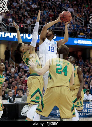 Cleveland, Ohio, USA. Mar 28, 2015. Kentucky Wildcats avant Karl-Anthony communes (12) a marqué sur Notre Dame Fighting Irish de l'avant Zach Auguste (30), comme l'Université du Kentucky a joué Notre Dame dans Quicken Loans Arena de Cleveland, OH., samedi 28 mars, 2015. C'est d'abord la moitié de l'action dans le match de championnat de la NCAA de la région du Midwest. Photo par Charles Bertram | Personnel. © Lexington Herald-Leader/ZUMA/Alamy Fil Live News Banque D'Images