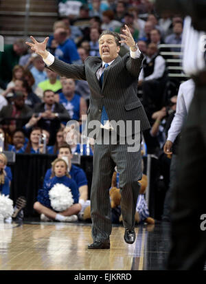 Cleveland, Ohio, USA. Mar 28, 2015. L'entraîneur en chef des Wildcats de Kentucky John Calipari crié à son infraction comme l'Université du Kentucky a joué Notre Dame dans Quicken Loans Arena de Cleveland, OH., samedi 28 mars, 2015. C'est d'abord la moitié de l'action dans le match de championnat de la NCAA de la région du Midwest. Photo par Charles Bertram | Personnel. © Lexington Herald-Leader/ZUMA/Alamy Fil Live News Banque D'Images