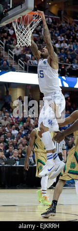 Cleveland, Ohio, USA. Mar 28, 2015. Kentucky Wildcats avant Willie Cauley-Stein (15) trempés comme l'Université du Kentucky a joué Notre Dame dans Quicken Loans Arena de Cleveland, OH., samedi 28 mars, 2015. C'est d'abord la moitié de l'action dans le match de championnat de la NCAA de la région du Midwest. Photo par Charles Bertram | Personnel. © Lexington Herald-Leader/ZUMA/Alamy Fil Live News Banque D'Images