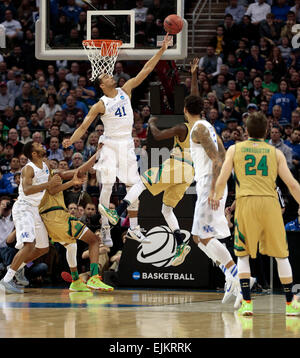 Cleveland, Ohio, USA. Mar 28, 2015. Kentucky Wildcats Trey avant Lyles (41) a bloqué un tir de Notre Dame Fighting Irish guard Jerian Grant (22) que l'Université du Kentucky a joué Notre Dame dans Quicken Loans Arena de Cleveland, OH., samedi 28 mars, 2015. C'est d'abord la moitié de l'action dans le match de championnat de la NCAA de la région du Midwest. Photo par Charles Bertram | Personnel. © Lexington Herald-Leader/ZUMA/Alamy Fil Live News Banque D'Images