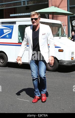 Dolph Lundgren dans cool fashion avec veste blanche, jeans et chaussures brunes, en mission à Los Angeles alors qu'il ressemble à ce qu'il joue dans la série TV des années 1980, Miami Vice avec : Dolph Lundgren Où : Los Angeles, California, United States Quand : 23 Sep 201 Banque D'Images