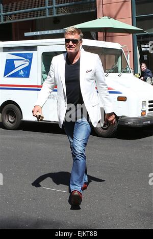 Dolph Lundgren dans cool fashion avec veste blanche, jeans et chaussures brunes, en mission à Los Angeles alors qu'il ressemble à ce qu'il joue dans la série TV des années 1980, Miami Vice avec : Dolph Lundgren Où : Los Angeles, California, United States Quand : 23 Sep 201 Banque D'Images