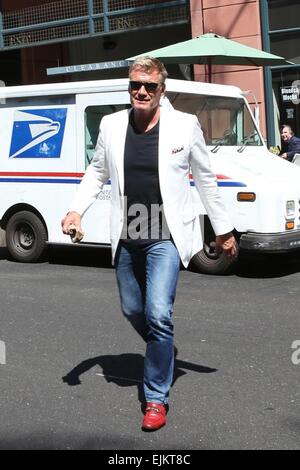 Dolph Lundgren dans cool fashion avec veste blanche, jeans et chaussures brunes, en mission à Los Angeles alors qu'il ressemble à ce qu'il joue dans la série TV des années 1980, Miami Vice avec : Dolph Lundgren Où : Los Angeles, California, United States Quand : 23 Sep 201 Banque D'Images