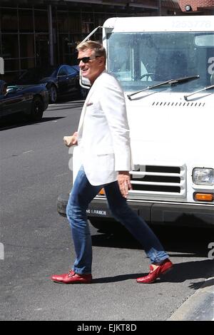 Dolph Lundgren dans cool fashion avec veste blanche, jeans et chaussures brunes, en mission à Los Angeles alors qu'il ressemble à ce qu'il joue dans la série TV des années 1980, Miami Vice avec : Dolph Lundgren Où : Los Angeles, California, United States Quand : 23 Sep 201 Banque D'Images