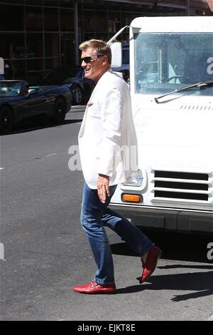 Dolph Lundgren dans cool fashion avec veste blanche, jeans et chaussures brunes, en mission à Los Angeles alors qu'il ressemble à ce qu'il joue dans la série TV des années 1980, Miami Vice avec : Dolph Lundgren Où : Los Angeles, California, United States Quand : 23 Sep 201 Banque D'Images