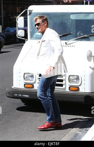 Dolph Lundgren dans cool fashion avec veste blanche, jeans et chaussures brunes, en mission à Los Angeles alors qu'il ressemble à ce qu'il joue dans la série TV des années 1980, Miami Vice avec : Dolph Lundgren Où : Los Angeles, California, United States Quand : 23 Sep 201 Banque D'Images