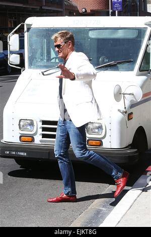 Dolph Lundgren dans cool fashion avec veste blanche, jeans et chaussures brunes, en mission à Los Angeles alors qu'il ressemble à ce qu'il joue dans la série TV des années 1980, Miami Vice avec : Dolph Lundgren Où : Los Angeles, California, United States Quand : 23 Sep 201 Banque D'Images