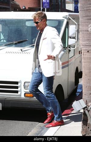 Dolph Lundgren dans cool fashion avec veste blanche, jeans et chaussures brunes, en mission à Los Angeles alors qu'il ressemble à ce qu'il joue dans la série TV des années 1980, Miami Vice avec : Dolph Lundgren Où : Los Angeles, California, United States Quand : 23 Sep 201 Banque D'Images