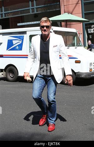 Dolph Lundgren dans cool fashion avec veste blanche, jeans et chaussures brunes, en mission à Los Angeles alors qu'il ressemble à ce qu'il joue dans la série TV des années 1980, Miami Vice avec : Dolph Lundgren Où : Los Angeles, California, United States Quand : 23 Sep 201 Banque D'Images