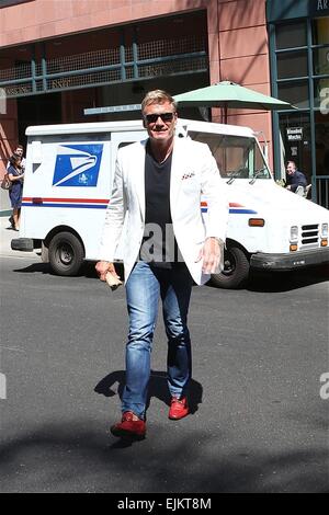 Dolph Lundgren dans cool fashion avec veste blanche, jeans et chaussures brunes, en mission à Los Angeles alors qu'il ressemble à ce qu'il joue dans la série TV des années 1980, Miami Vice avec : Dolph Lundgren Où : Los Angeles, California, United States Quand : 23 Sep 201 Banque D'Images