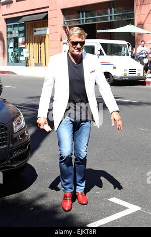 Dolph Lundgren dans cool fashion avec veste blanche, jeans et chaussures brunes, en mission à Los Angeles alors qu'il ressemble à ce qu'il joue dans la série TV des années 1980, Miami Vice avec : Dolph Lundgren Où : Los Angeles, California, United States Quand : 23 Sep 201 Banque D'Images