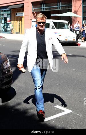 Dolph Lundgren dans cool fashion avec veste blanche, jeans et chaussures brunes, en mission à Los Angeles alors qu'il ressemble à ce qu'il joue dans la série TV des années 1980, Miami Vice avec : Dolph Lundgren Où : Los Angeles, California, United States Quand : 23 Sep 201 Banque D'Images