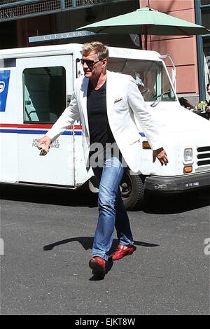 Dolph Lundgren dans cool fashion avec veste blanche, jeans et chaussures brunes, en mission à Los Angeles alors qu'il ressemble à ce qu'il joue dans la série TV des années 1980, Miami Vice avec : Dolph Lundgren Où : Los Angeles, California, United States Quand : 23 Sep 201 Banque D'Images