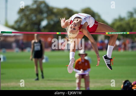 28 mars 2015 : Dakota du Sud Megan Glisar # 2673 Saut en hauteur femmes à la 88e Nike Clyde Littlefield Texas Relais, Mike A. Myers Stadium. Austin, Texas. Banque D'Images