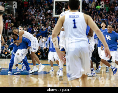 Cleveland, Ohio, USA. Mar 28, 2015. L'Université de Kentucky célébré après ils ont défait Notre Dame dans Quicken Loans Arena de Cleveland, OH., samedi 28 mars, 2015. C'est seconde moitié l'action dans la région de Midwest NCAA championship game. La France a gagné 68-66 à l'avance pour la finale à quatre. Photo par Charles Bertram | Personnel. © Lexington Herald-Leader/ZUMA/Alamy Fil Live News Banque D'Images