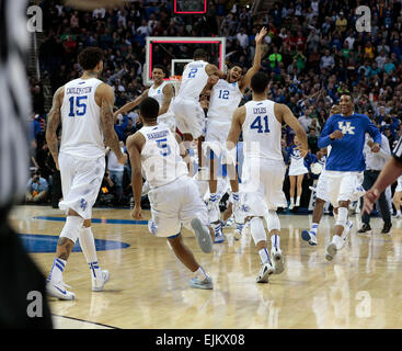 Cleveland, Ohio, USA. Mar 28, 2015. L'Université de Kentucky célébré après ils ont défait Notre Dame dans Quicken Loans Arena de Cleveland, OH., samedi 28 mars, 2015. C'est seconde moitié l'action dans la région de Midwest NCAA championship game. La France a gagné 68-66 à l'avance pour la finale à quatre. Photo par Charles Bertram | Personnel. © Lexington Herald-Leader/ZUMA/Alamy Fil Live News Banque D'Images