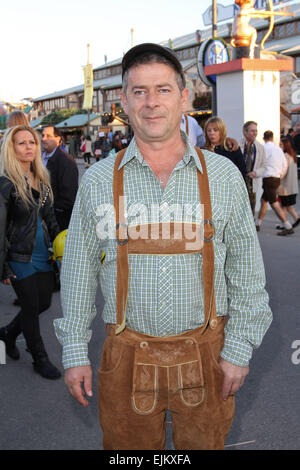 Support de travail à Kufflers Goldstar Weinzelt au cours de l'Oktoberfest 2014 tente avec : Michael Hirte Où : Munich, Allemagne Quand : 23 mai 2014 Banque D'Images