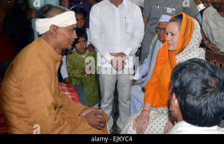 Amethi, état indien de l'Uttar Pradesh. Mar 28, 2015. La présidente du parti du Congrès de l'Inde Sonia Gandhi (2e R, à l'avant) parle à un agriculteur touchés au cours de sa visite à Amethi, nord de l'état indien de l'Uttar Pradesh, le 28 mars 2015. De nombreux agriculteurs ont perdu de l'argent en raison d'unseasonal la pluie et tempête de grêle qui ont endommagé leurs récoltes largement dans les districts de Rae Bareli et Amethi. © Stringer/Xinhua/Alamy Live News Banque D'Images