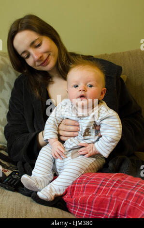 Un bébé de trois mois, les dribbles garçon de la bouche après avoir été nourris au sein. Banque D'Images