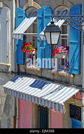 Joli windows sur un bâtiment à Arles, Provence, France. Banque D'Images