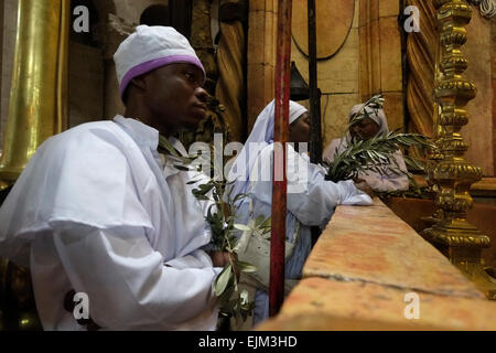 Israël, Jérusalem 29 mars. Fidèles chrétiens se rassemblent à l'église du Saint-Sépulcre, traditionnellement admis par beaucoup d'être le site de la crucifixion et la sépulture de Jésus Christ, pendant le dimanche dans la vieille ville de Jérusalem, Dimanche 29 Mars, 2015. Le dimanche des points pour les chrétiens Jésus Christ est l'entrée dans Jérusalem, lorsque ses partisans mis des branches de palmier sur son chemin, avant sa crucifixion. Credit : Eddie Gerald/Alamy Live News Banque D'Images