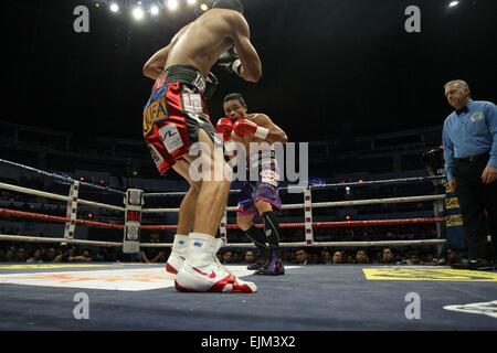 Manille, Philippines. Mar 28, 2015. Donnie Nietes des Philippines (R) poinçons Gilberto Parra du Mexique (L) lors de leur Championnat du Monde WBO poids mouche Jr. bout à l'Araneta Coliseum, le samedi. © Mark Cristino/Pacific Press/Alamy Live News Banque D'Images