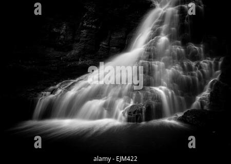 Une longue exposition d'Hareshaw cascade Linn à Bellingham l'eau belle et lisse Banque D'Images