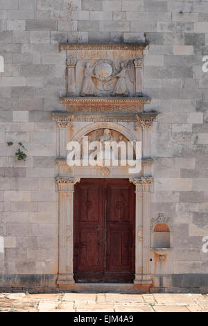 Détail de façade de la cathédrale médiévale de korcula croatie sculpture sur porte Banque D'Images