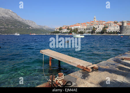 Korcula Croatie vue de Sveti Nikola, promenade à travers petite jetée Banque D'Images