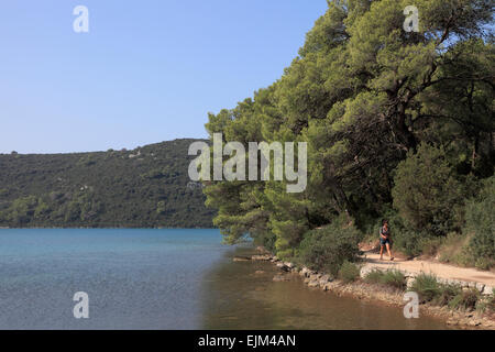 Femme Walker Parc National de Mljet Mljet island avec deux lacs d'eau salée, Veliko et Malo jezero et un grand parc national Banque D'Images