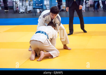 Orenbourg, région d'Orenbourg, Russie - 29 novembre 2014 : deux garçons se battent pour le Championnat de judo Juniors parmi Banque D'Images