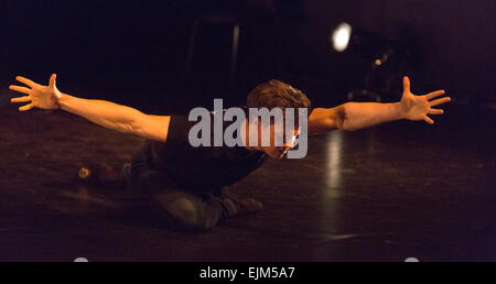 23/03/2015. Londres, Angleterre. Photo : Max Westwell dans Swansong. L'English National Ballet Dancer's Emerging 2015 finale au Queen Elizabeth Hall, Southbank Centre, Londres. Banque D'Images