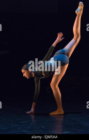 23/03/2015. Londres, Angleterre. Sur la photo : Isabelle Brouwers dans Brotsjor. L'English National Ballet Dancer's Emerging 2015 finale au Queen Elizabeth Hall, Southbank Centre, Londres. Banque D'Images