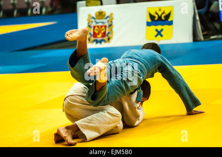 Orenbourg, région d'Orenbourg, Russie - 29 octobre 2014 : les garçons en compétition dans le Tournoi de Judo panrusse en mémoire de Viktor Tchernomyrdine Banque D'Images