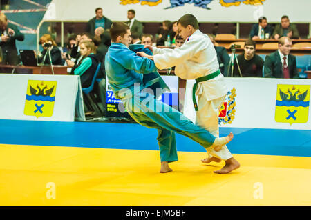 Orenbourg, région d'Orenbourg, Russie - 29 octobre 2014 : les garçons en compétition dans le Tournoi de Judo panrusse en mémoire de Viktor Tchernomyrdine Banque D'Images