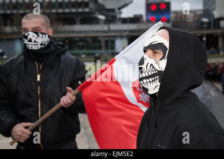 Manchester, Royaume-Uni mars 2015. Démo combinée du Front national et de la fierté blanche à Piccadilly. L'arrestation a eu lieu alors que le groupe « White Pride » se réunissait pour organiser une manifestation. Environ 50 membres masqués du groupe agitent des drapeaux et défilent dans Piccadilly Gardens. Avec des militants antifascistes qui organisent une contre-manifestation, la ligne de police sépare les deux camps. La police du Grand Manchester a déclaré que deux arrestations avaient été faites, une pour rupture de la paix. La seconde a également été tenue pour atteinte à l'ordre public. Banque D'Images