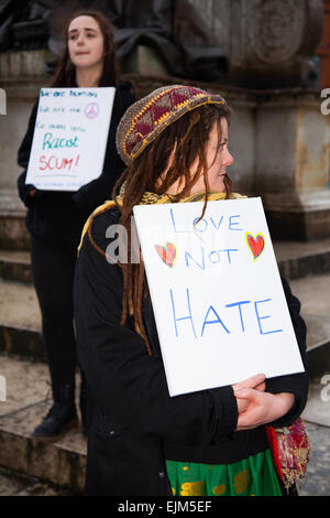 Protestation Anti Front National à Manchester, UK 28 mars 2015. Front National combiné et White Pride Demo dans Piccadilly. Arrestation faite en ce droit 'White Pride' Group se sont réunis à Manchester pour organiser une démonstration. Environ 50 membres du groupe drapeaux et ont défilé dans les jardins de Piccadilly. Avec les militants anti-fascistes contre-manifestation du stade d'un cordon de police qui sépare les deux côtés. Greater Manchester Police a déclaré deux arrestations ont été effectuées, une pour une violation de la paix. La deuxième a également eu lieu au cours d'une infraction à l'ordre public. Banque D'Images