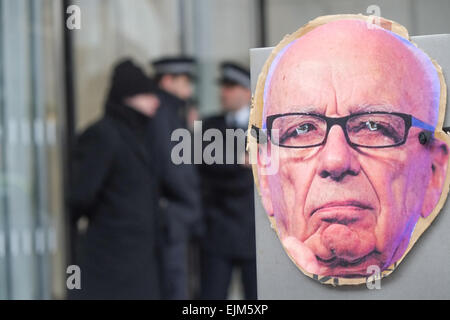 News AC,le Mini Shard, London, UK. 29 mars 2015. Rupert Murdoch anti manifestants devant l'actualité AC mise en scène 'une semaine d'action contre le milliardaire en propriété des médias d'entreprise et sa corruption de notre démocratie". Crédit : Matthieu Chattle/Alamy Live News Banque D'Images