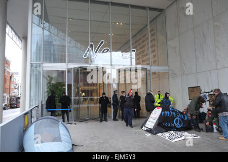 News AC,le Mini Shard, London, UK. 29 mars 2015. Rupert Murdoch anti manifestants devant l'actualité AC mise en scène 'une semaine d'action contre le milliardaire en propriété des médias d'entreprise et sa corruption de notre démocratie". Crédit : Matthieu Chattle/Alamy Live News Banque D'Images